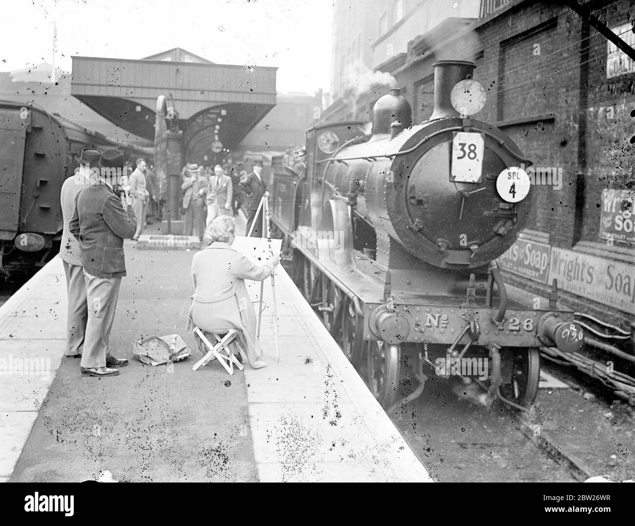 Il primo 'artista speciale' lascia Victoria per il luogo di bellezza Kent. La prima 'escursione in sketching' un treno speciale per artisti, amatoriali o professionali, lasciò Victoria Station, Londra, per Hollingbourne, nel cuore del paesaggio più bello del Kent. Lo 'Sketching trip' è stato organizzato appositamente per dare agli artisti l'opportunità di mettere su carta o tela alcune delle bellezze della campagna del Kent. Spettacoli fotografici, artisti che guardano Miss N Reney mentre disegnano la scena della stazione prima della partenza questa mattina (domenica). 3 luglio 1938 Foto Stock