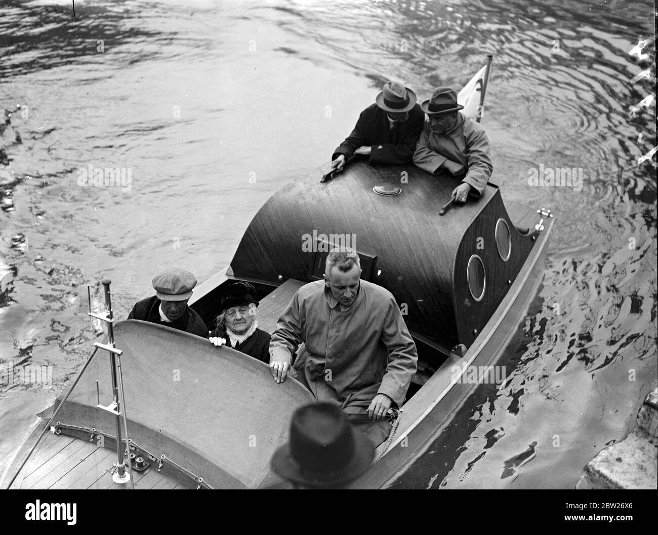 Motoscafo e brividi d'aria per una donna di 94 anni a Southampton. La signora Anne Budd, di 94 anni, ha avuto un giorno avventuroso a Southampton quando è stata presa dal consigliere sindaco G e H Prince, per un giro aereo dei moli, volato sopra la 'Regina Mary'e successivamente ha fatto un giro del liner gigante. In seguito è stata presa per un viaggio in motoscafo. 3 maggio 1938 Foto Stock