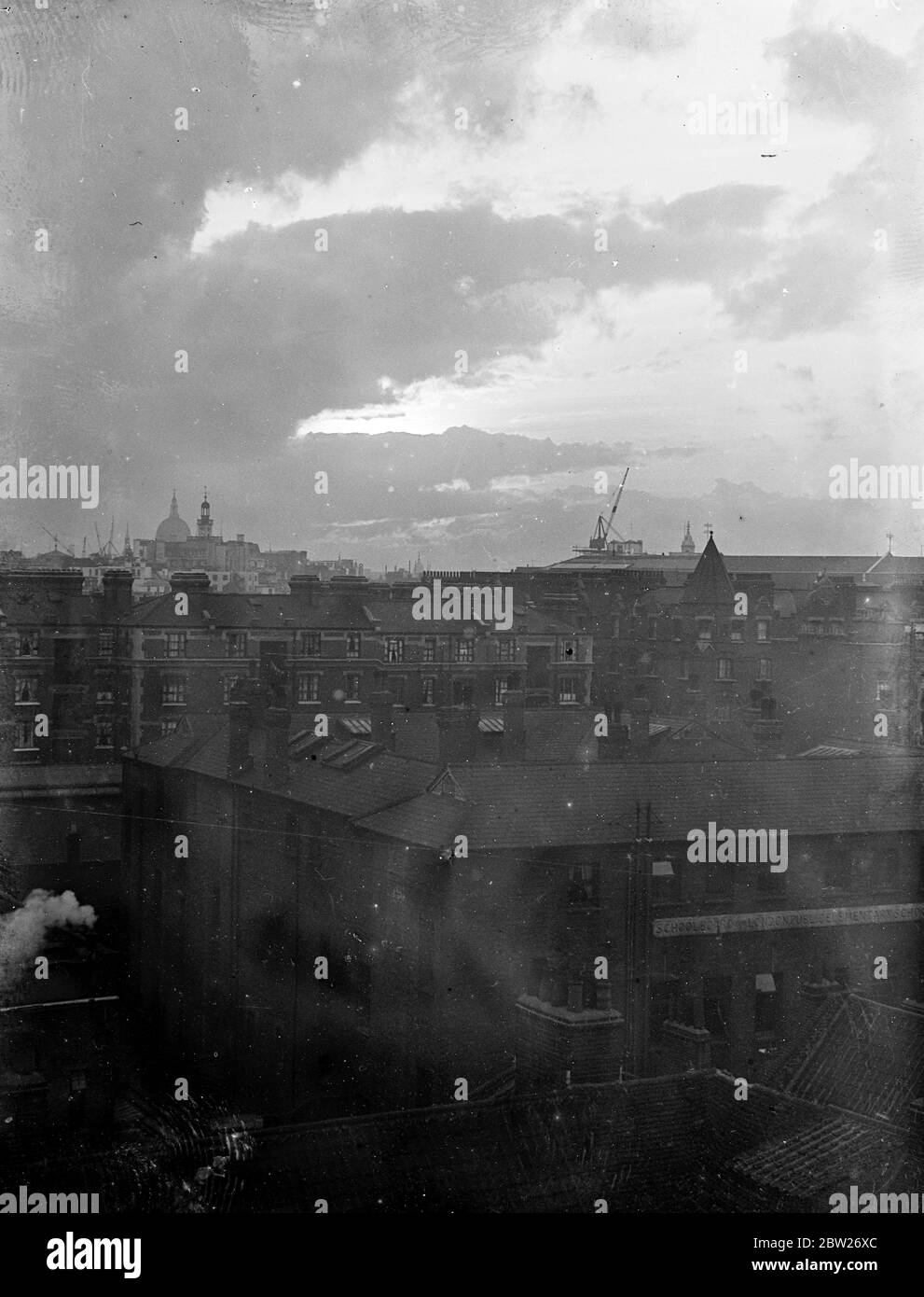 Tramonto sui tetti di Londra. Skyline di Londra, cupola della Cattedrale di Saint Paul, gru, nuvole 1933 Foto Stock