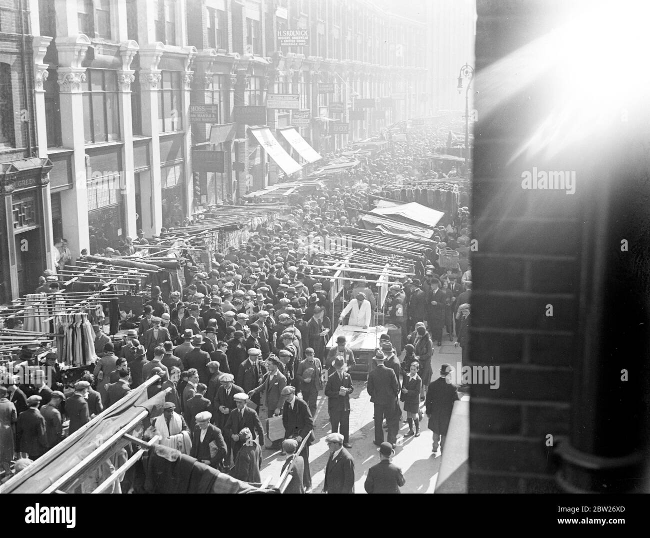 Petticoat Lane Market affollato di acquirenti e commercianti. 1933 Foto Stock