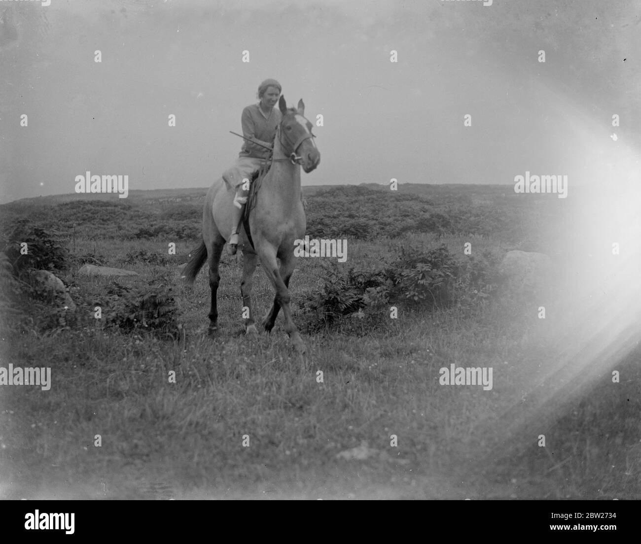 Donna che cavalcava, senza bareback su un campo. (Onorevole Robins) 1933 Foto Stock