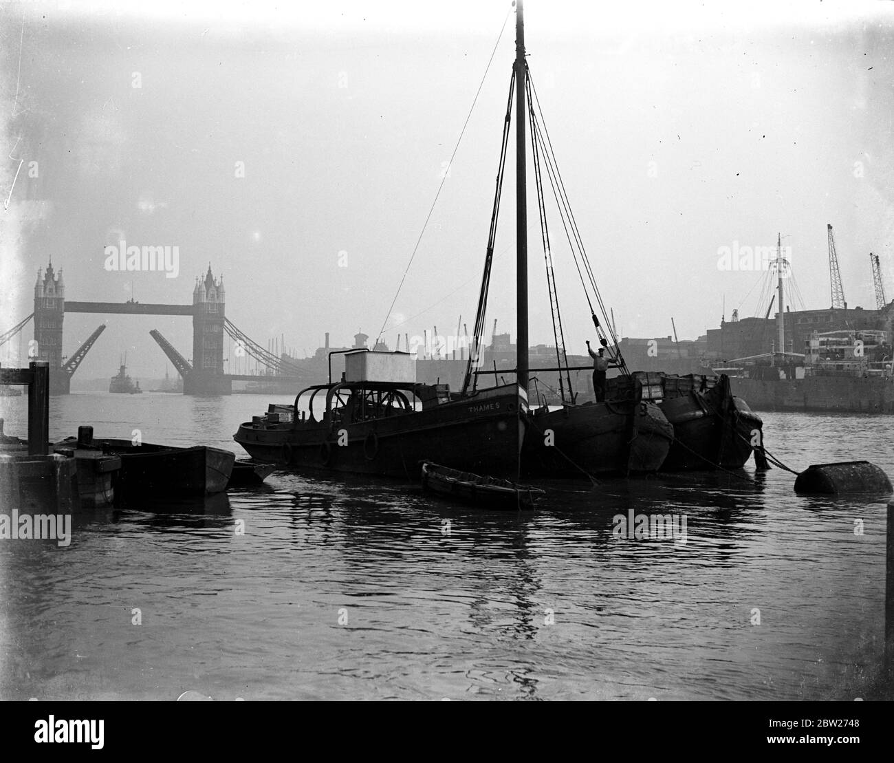 Barche di Eel Olandese sul Tamigi con il Tower Bridge sullo sfondo. 1933 Foto Stock