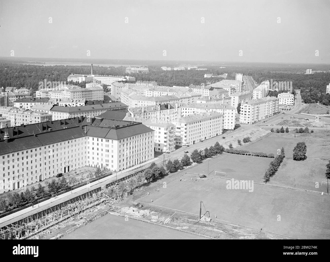 Toolo, quartiere residenziale di Helsinki visto dall'alto. In primo piano sportsgroppund vicino allo Stadio Olimpico in costruzione. Foto Stock