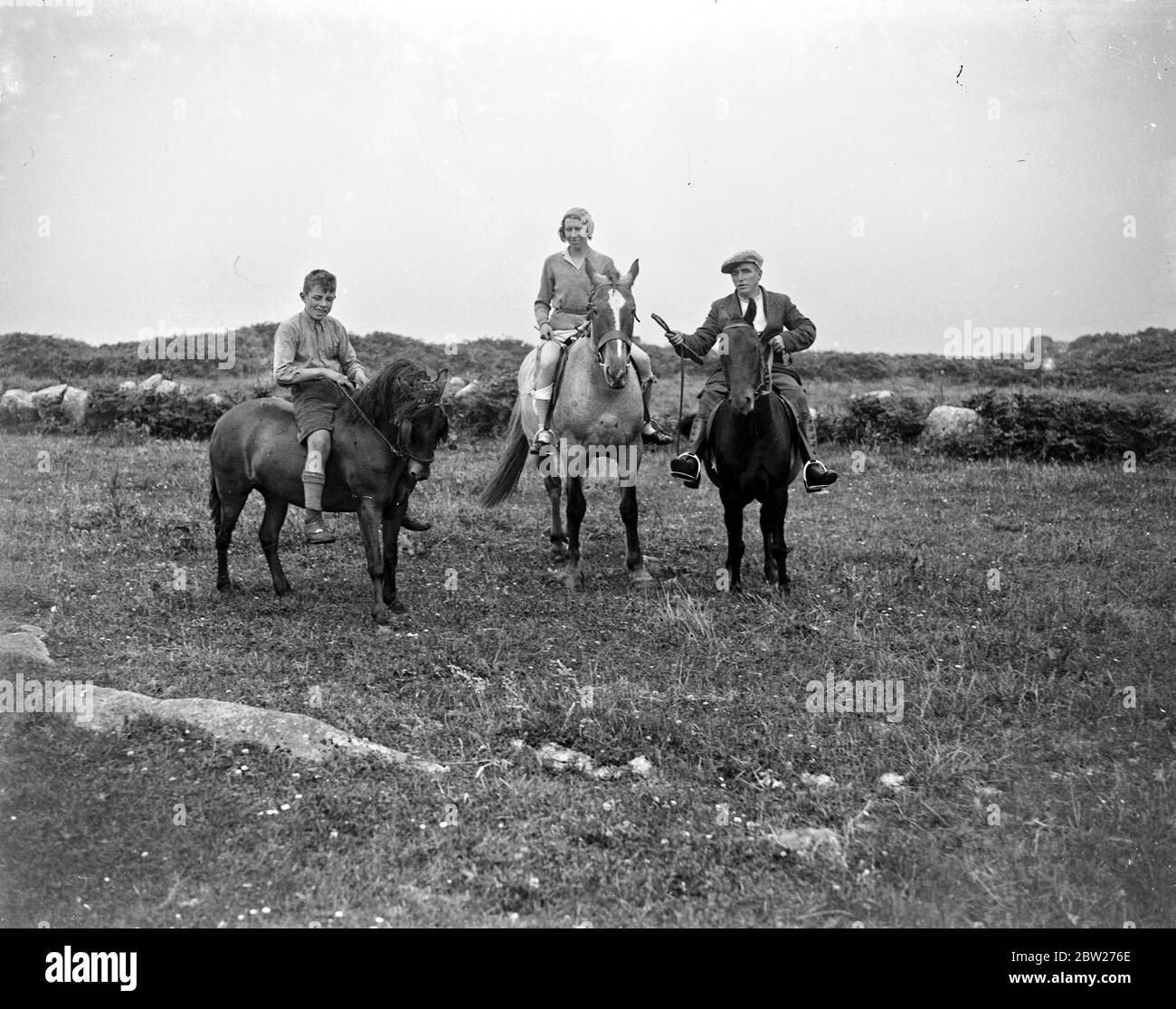 Una famiglia fuori, equitazione, bareback su un campo. 1933 Foto Stock