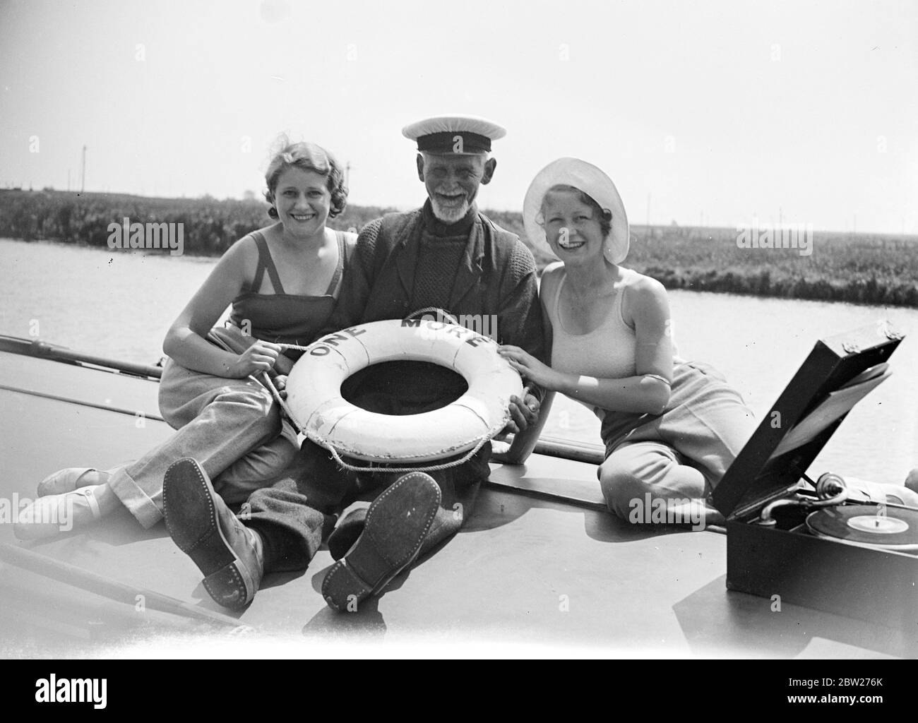 Tommy Lipton con due donne a bordo di un incrociatore sulle Broads. 1933 Foto Stock Tommy Lipton con due donne a bordo di un incrociatore sulle Broads. 1933 Foto Stock