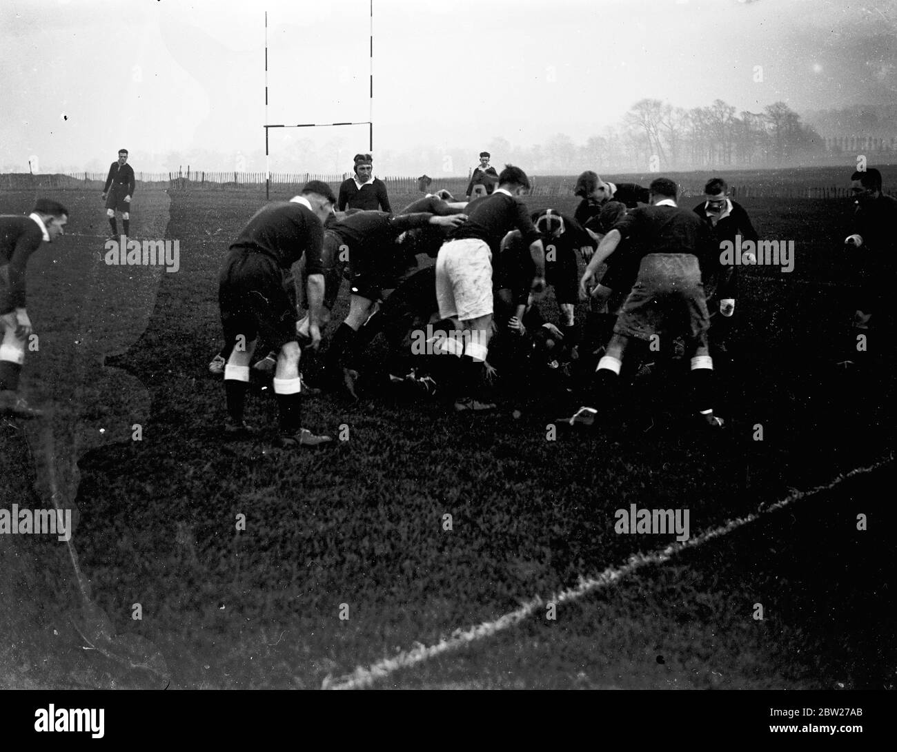 Scrum a una partita di rugby. 1933 Foto Stock