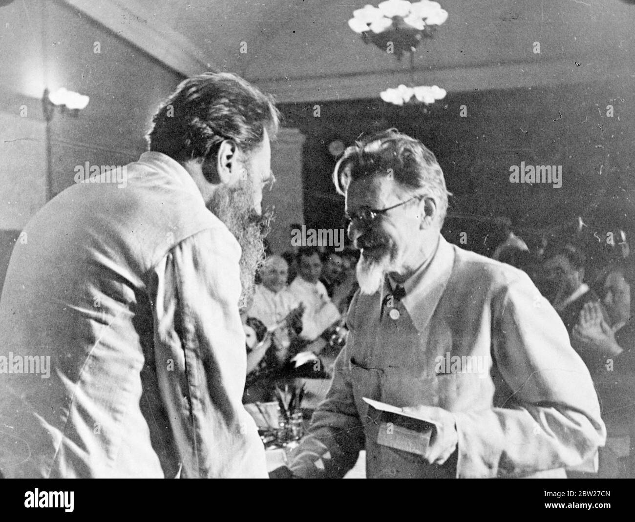Il professor otto J. Schmidt (a sinistra) riceve l'ordine di Lenin e il certificato di Hero dell'Unione Sovietica da M. I. Kalinin, primo ministro sovietico, a Mosca. Altri membri della spedizione e lavoratori della direzione generale delle rotte del Mare del Nord, che organizza spedizioni artiche, hanno ricevuto anche premi. 12 luglio 1937 Foto Stock