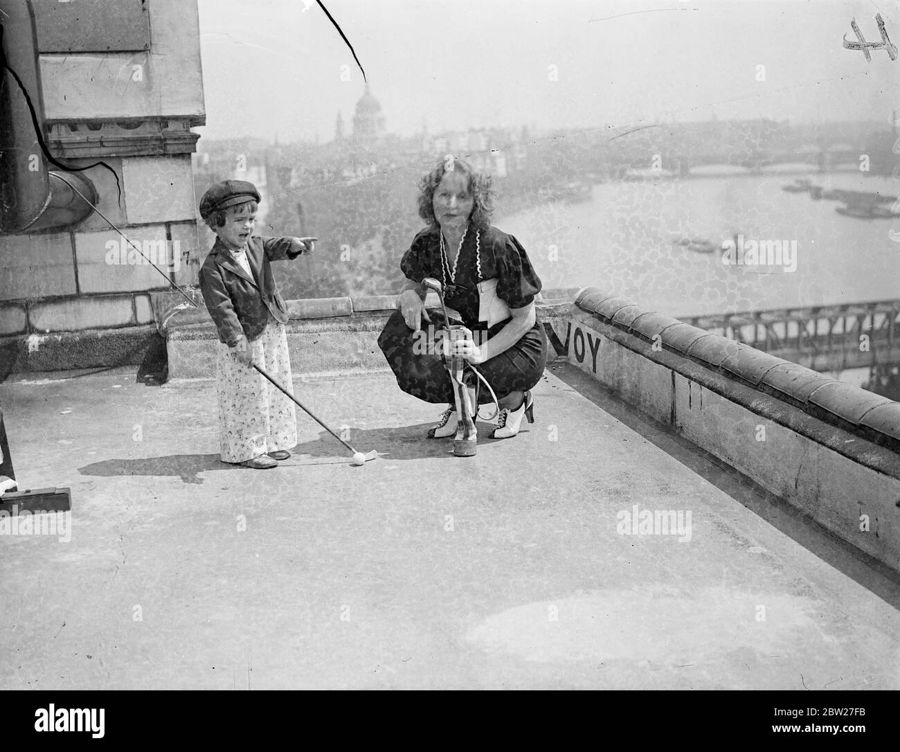 2 1/2 anni corpo Guidahl è mascotte della squadra americana Ryder Cup. È un golfer lui stesso!. Buddy Guldahl, 2 1/2-year-old figlio di Ralph Guldahl, campione americano aperto, è la mascotte della squadra americana di golf Ryder Cup che è appena arrivata a Londra per incontrare la Gran Bretagna. Guldahl senior, a 25 anni, è il 'bambino' del team. Buddy sta già seguendo i paterni golf stroke e ha usato il tetto dell'hotel di Londra come un 'campo' di pratica. Spettacoli fotografici, Buddy Guldhal, di 2 anni 1/2, fuori per una pratica con i suoi club militari sul tetto dell'hotel. 23 giugno 1937 Foto Stock