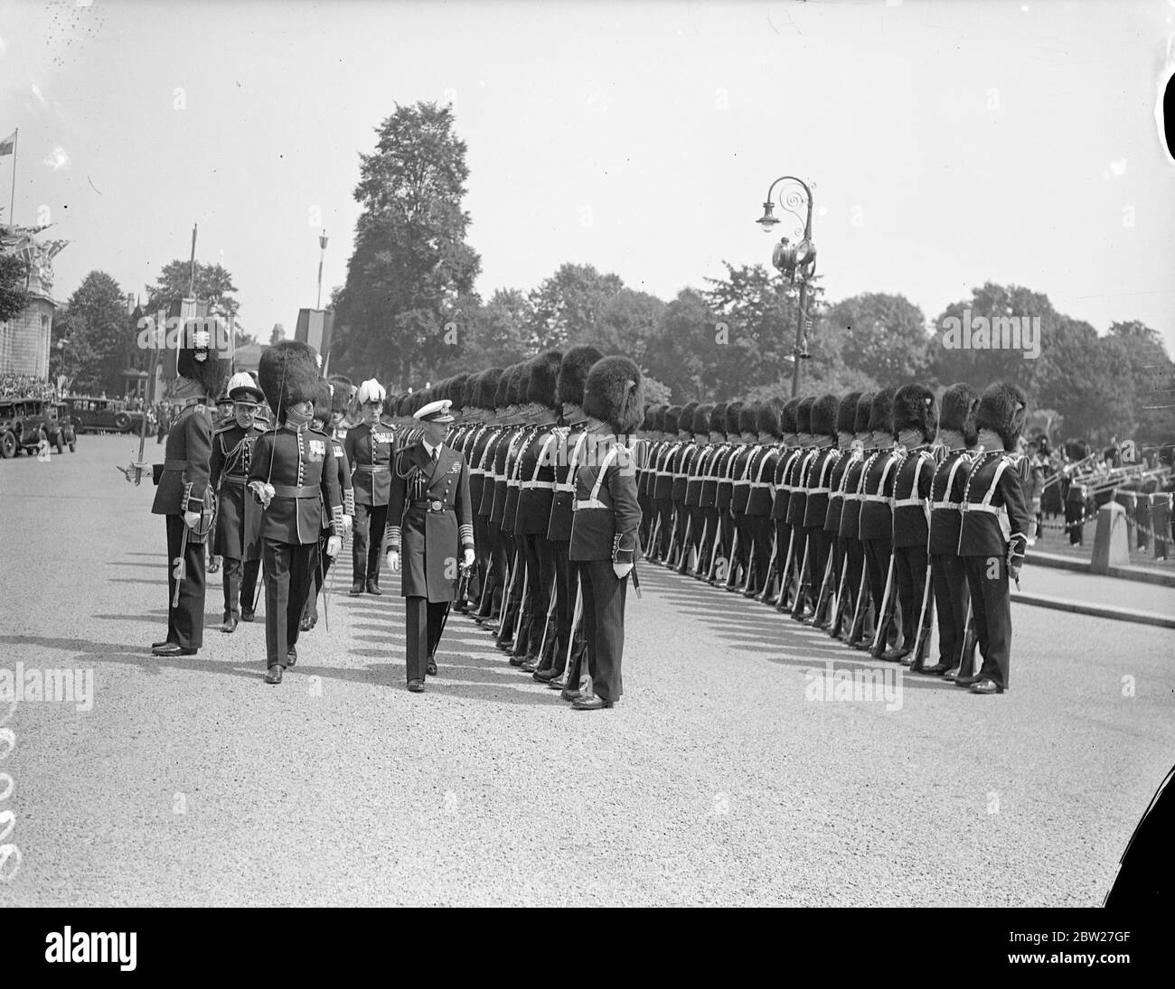 Il Re ispezionava una guardia d'onore delle prime guardie gallesi del Battaglione al Centro Civico. Durante il loro tour nel Galles del Sud, hanno messo una corona nel Memoriale Nazionale gallese ad Alexandra Gardens Cathays Park Cardiff. 14 luglio 1937. Foto Stock