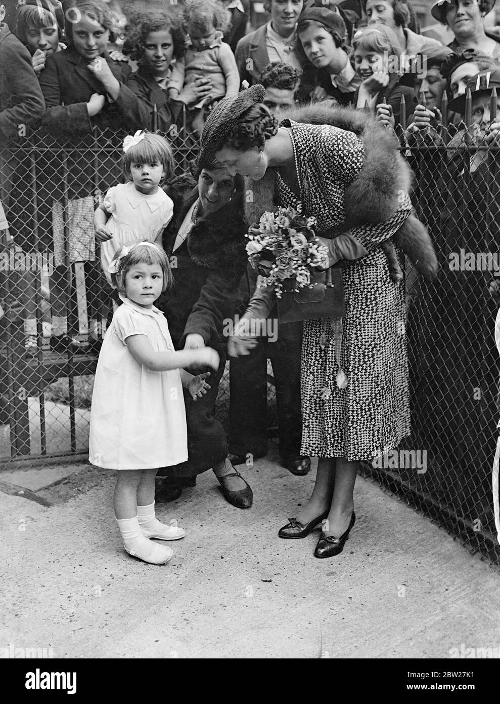 La Duchessa di Kent apre la nuova Community House, un centro sociale annesso alla Tatchbrooke Estate in Tatchbrooke Street, Pimlico, Londra. Qui parla con uno dei figli della tenuta alla cerimonia del 29 giugno 1937 Foto Stock