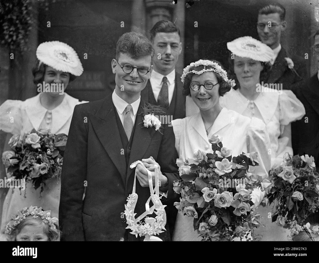 Due famiglie famose nel mondo dei camminatori furono unite quando Federico John Redman, titolare del record mondiale dei 10 chilometri circa, fu sposato con la signora Kathleen Avis Whitlock, sorella del campione olimpico H. Lo sposo e lo sposo dopo il loro matrimonio alla Chiesa di San Giovanni, Algernon Road, Hendon. 27 giugno 1937 Foto Stock