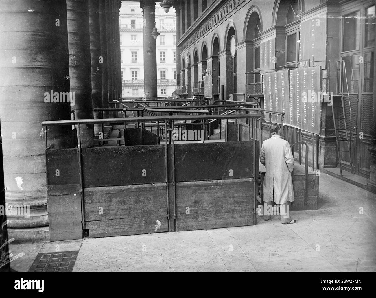 Per evitare speculazioni mentre le misure per affrontare la crisi finanziaria si sono affrancate in Aula, il governo francese ha ordinato la chiusura della Borsa di Parigi fino a nuovo avviso. Il nuovo ministro delle Finanze ha fatto un salto dall’America, sta preparando misure segrete per risolvere la crisi. Scena vuota fuori dalla Borsa di Parigi. 29 giugno 1937 Foto Stock