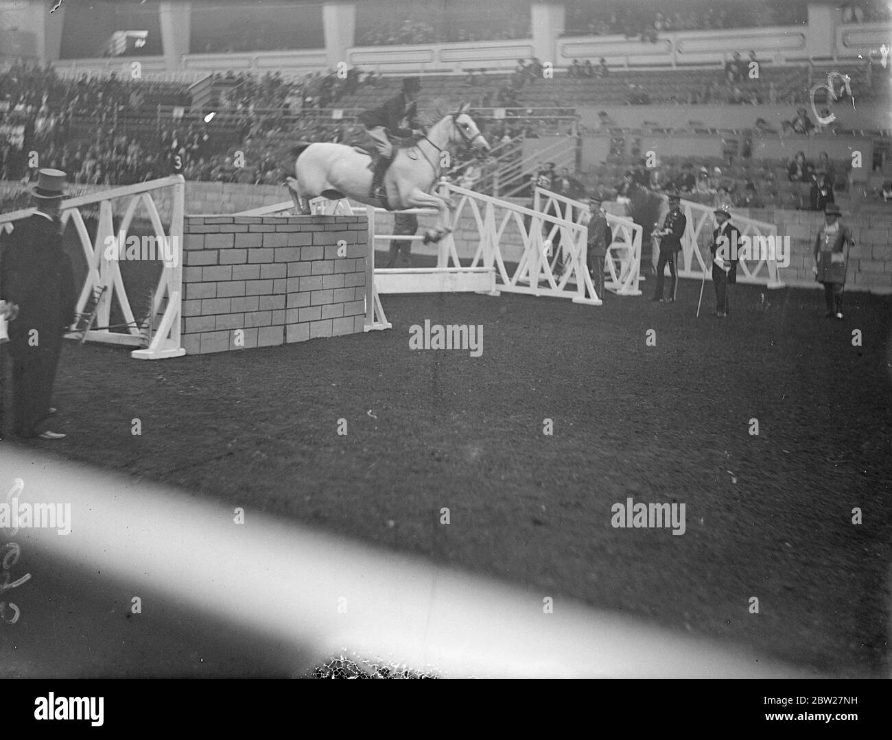Miss Sybil Appleby su Bitter Sweet facendo uno dei salti più raffinati che ha conquistato il suo secondo posto nella competizione di salto al 25° International Horse Show di Olympia. 18 giugno 1937 Foto Stock