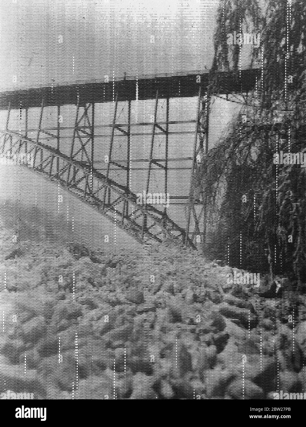 Milioni di tonnellate di ghiaccio che lentamente infrangono il ponte delle Cascate del Niagara. Tentativi disperati di salvare il disastro. Milioni di tonnellate di ghiaccio che si accumulano a più di 100 metri di altezza contro la struttura minacciavano ogni minuto di spazzare via il ponte View, lungo 1,000 metri, famoso come il "Ponte di Luna di Miele" alle Cascate del Niagara. Migliaia di persone stanno guardando ogni lato delle cascate . Come operai hanno sfidato la morte nei loro sforzi per rompere il ghiaccio, che in una parte, ha forzato la sua strada attraverso il ponte. Abbassando il fiume, la dinamite viene utilizzata per sfondare il ghiaccio nel tentativo di allentare la tensione sul ponte. Se i ponti s Foto Stock