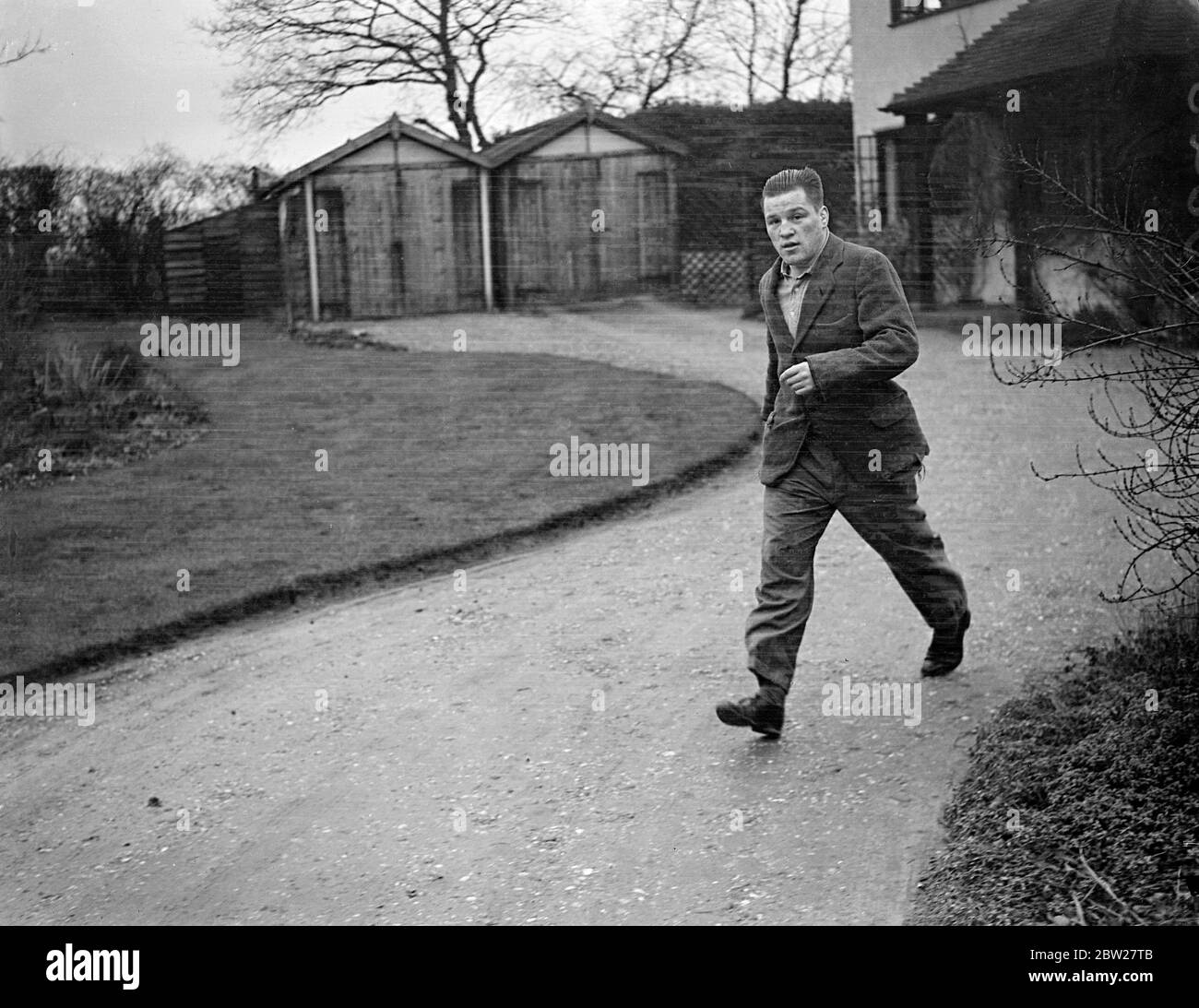 Dr cammina da Londra a Cambridge vince la partita di pugilato, torna indietro. Il dottor William Ross, un giovane medico appena qualificato al St Mary's Hospital di Londra, ha stabilito qualcosa di nuovo nei record di resistenza. Scelto box per gli United Hospitals di Cambridge, ha battuto il suo avversario laureato nel secondo turno, e poi ha fatto ritorno a Londra. Ross, che prende un collare da 18 1/2 pollici, è un appassionato yachtsman e ha spesso giocato a rugby per St Mary's Hospital. Egli caselle come un leggero peso. Spettacoli fotografici, Dr William Ross, fuori per una passeggiata, dopo il suo ritorno da Cambridge a Heronsgate Foto Stock