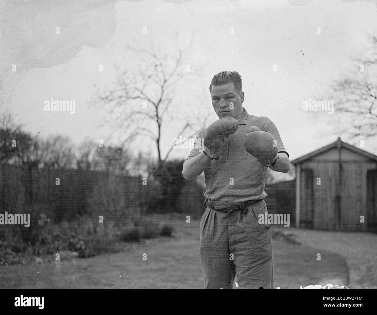 Dr cammina da Londra a Cambridge vince la partita di pugilato, torna indietro. Il dottor William Ross, un giovane medico appena qualificato al St Mary's Hospital di Londra, ha stabilito qualcosa di nuovo nei record di resistenza. Scelto box per gli United Hospitals di Cambridge, ha battuto il suo avversario laureato nel secondo turno, e poi ha fatto ritorno a Londra. Ross, che prende un collare da 18 1/2 pollici, è un appassionato yachtsman e ha spesso giocato a rugby per St Mary's Hospital. Egli caselle come un leggero peso. Spettacoli fotografici, Dr William Ross, shadowboxing al suo ritorno da Cambridge, a Heronsgate, vicino Foto Stock