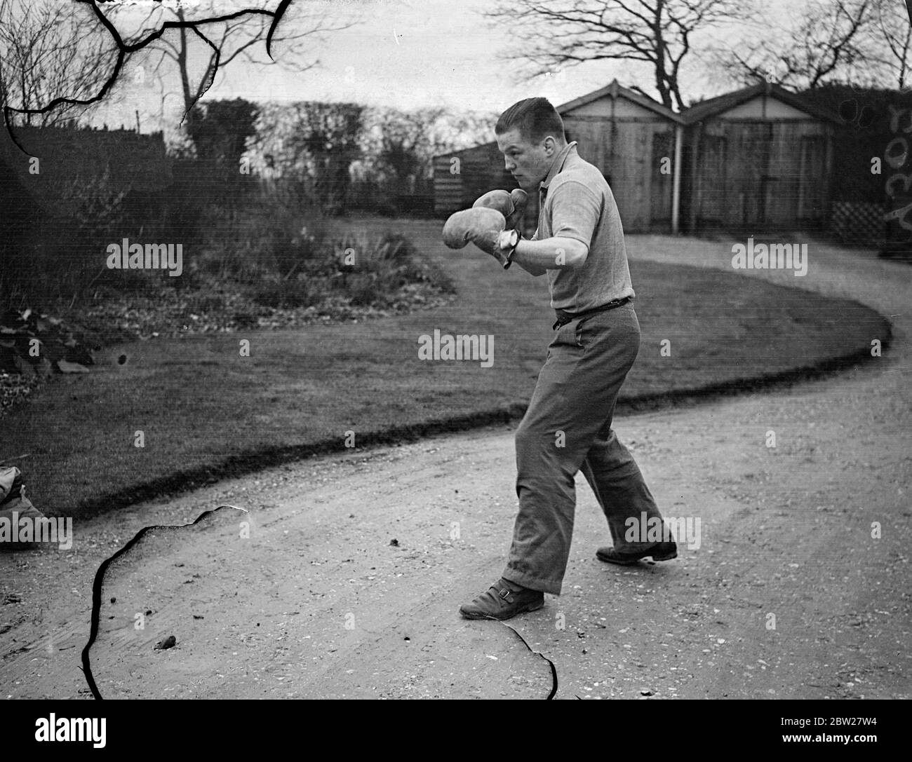 Dr cammina da Londra a Cambridge vince la partita di pugilato, torna indietro. Il dottor William Ross, un giovane medico appena qualificato al St Mary's Hospital di Londra, ha stabilito qualcosa di nuovo nei record di resistenza. Scelto box per gli United Hospitals di Cambridge, ha battuto il suo avversario laureato nel secondo turno, e poi ha fatto ritorno a Londra. Ross, che prende un collare da 18 1/2 pollici, è un appassionato yachtsman e ha spesso giocato a rugby per St Mary's Hospital. Egli caselle come un leggero peso. Spettacoli fotografici, Dr William Ross, shadowboxing al suo ritorno da Cambridge, a Heronsgate, vicino Foto Stock