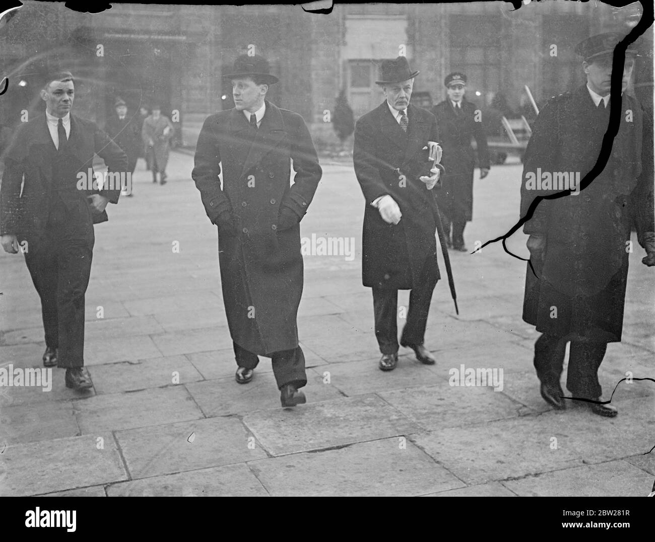 Home Office Air RAids capo di precauzione vola a Berlino. Geoffrey Lloyd, sottosegretario parlamentare dell'Ufficio d'abitazione, dove è capo del lavoro di prevenzione del raid aereo, ha lasciato l'aerodromo Croydon per l'aereo di Berlino, dove deve studiare il metodo di precauzioni per il raid aereo favorito dalle autorità tedesche. Successivamente si rechi a Parigi, dove studierà il sistema francese a breve distanza. Mostre fotografiche, MR Geoffrey Lloyd (a sinistra) con il maggiore Fraser del Dipartimento di Precauzioni per le Ausili aeree alla partenza da Croydon. 18 gennaio 1938 Foto Stock