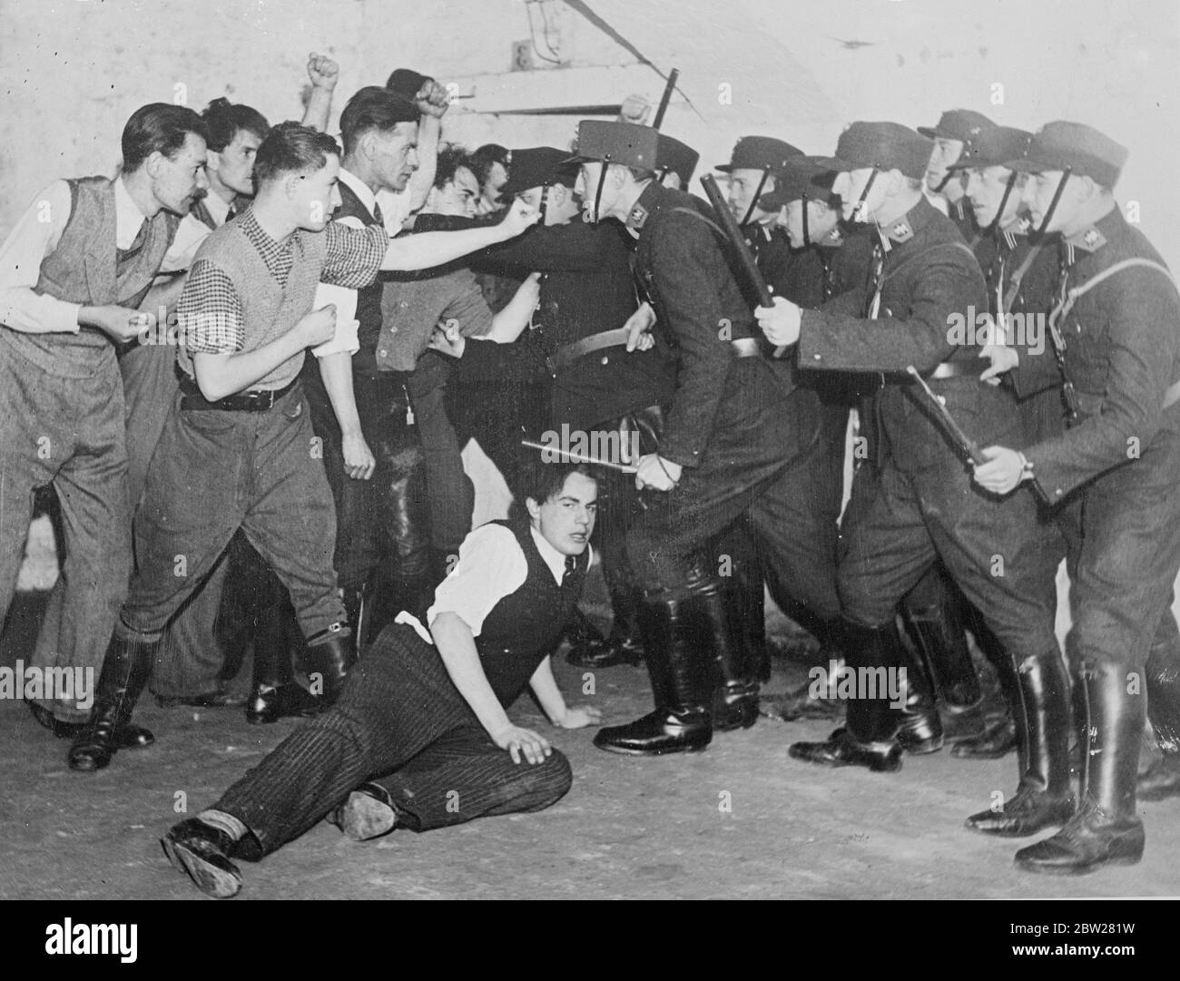 L'ultimo esercito privato austriaco di Kaiser otto, il corpo d'élite, a mettere giù l'opposizione, grande propaganda. Con incontri monarchici austriaci organizzati in tutta l'Austria come parte di un grande impulso di propaganda per il restauro degli Hapsburg nella persona dell'arciduca otto, i legitisti austriaci hanno formato un nuovo corpo in uniforme il cui dovere speciale sarà la soppressione dei disordini e dell'opposizione. Il nuovo corpo è stato chiamato la Legione di ferro (Legione di Eiserne) ed è organizzato e guidato da un ex membro della Guardia Nera di Hitler. La Legione al momento conta circa 150 giovani, astuto e inIF Foto Stock