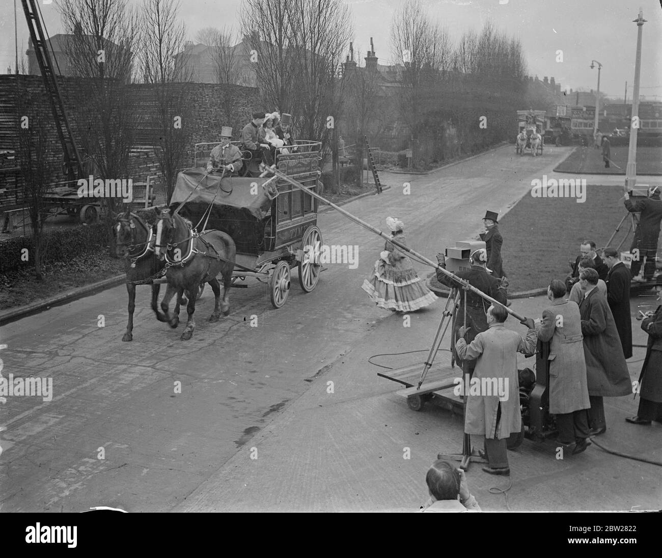 Televising Londra's trasporto, vecchi autobus in pageant. Gli autobus di Londra, dai vecchi veicoli trainati da cavalli a "Old Bill" e ai moderni Leviatan con oltre 60 posti a sedere, sono stati trasmessi in televisione in un "Pageant of Transport" presso il deposito di Chiswick di Londra Transport. Gli autobus, che erano presidiati da uomini in costume appropriato, sono stati portati dal museo di Londra del trasporto. Spettacoli fotografici, televising un autobus a cavallo a Chiswick. La telecamera è montata su un carrello mobile. 14 gennaio 1938 Foto Stock
