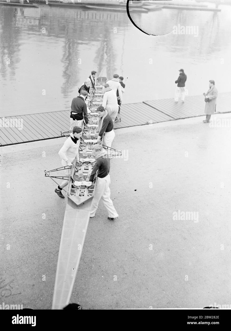 Oxford spera di farlo di nuovo!. L'arista di Oxford usciva per fare pratica sull'Iside in preparazione alla gara di quest'anno contro Cambridge che si terrà il 2 aprile. Oxford spera di ripetere la vittoria dello scorso anno, la prima in molti anni. 15 gennaio 1938 Foto Stock