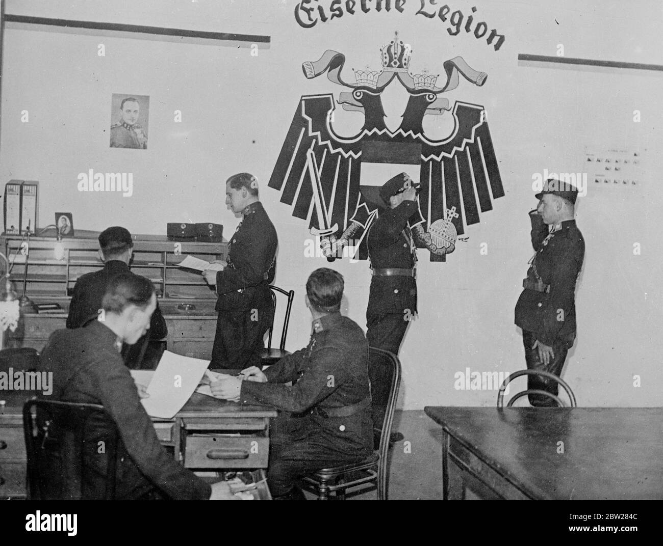 L'ultimo esercito privato austriaco di Kaiser otto, il corpo d'élite, a mettere giù l'opposizione, grande propaganda. Con incontri monarchici austriaci organizzati in tutta l'Austria come parte di un grande impulso di propaganda per il restauro degli Hapsburg nella persona dell'arciduca otto, i legitisti austriaci hanno formato un nuovo corpo in uniforme il cui dovere speciale sarà la soppressione dei disordini e dell'opposizione. Il nuovo corpo è stato chiamato la Legione di ferro (Legione di Eiserne) ed è organizzato e guidato da un ex membro della Guardia Nera di Hitler. La Legione al momento conta circa 150 giovani, astuto e inIF Foto Stock