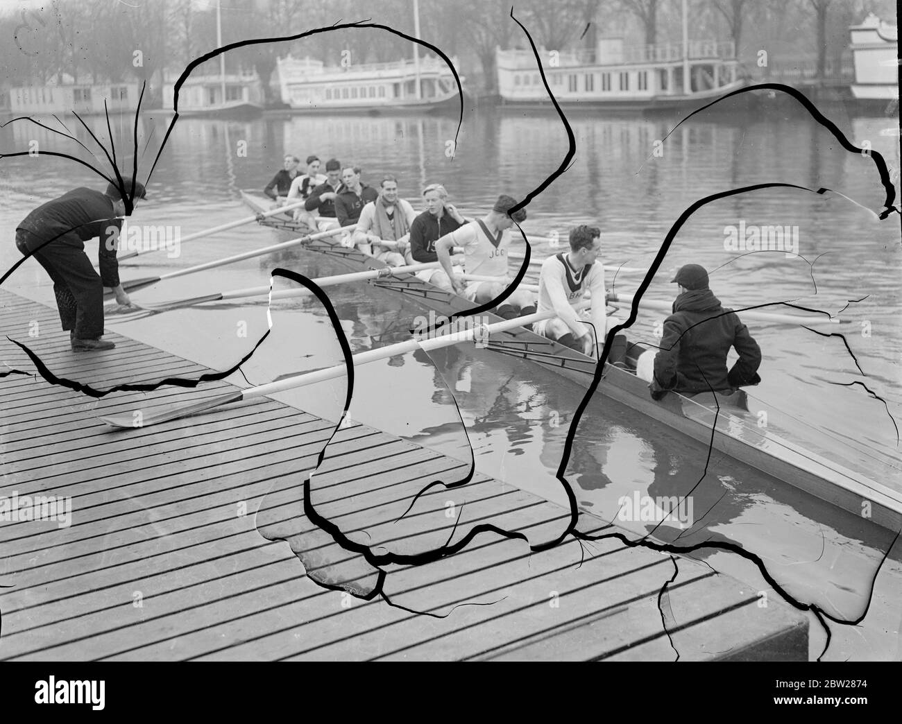 I vogatori di Oxford si allenano per la corsa in barca. I vogatori di Oxford si stanno ora allenando seriamente sull'isis per la gara di imbarcazioni interuniversitaria con Cambridge il 2 aprile. Spettacoli fotografici, un Oxford otto all'inizio di una pratica di uscita sull'Isis. 13 gennaio 1938 Foto Stock