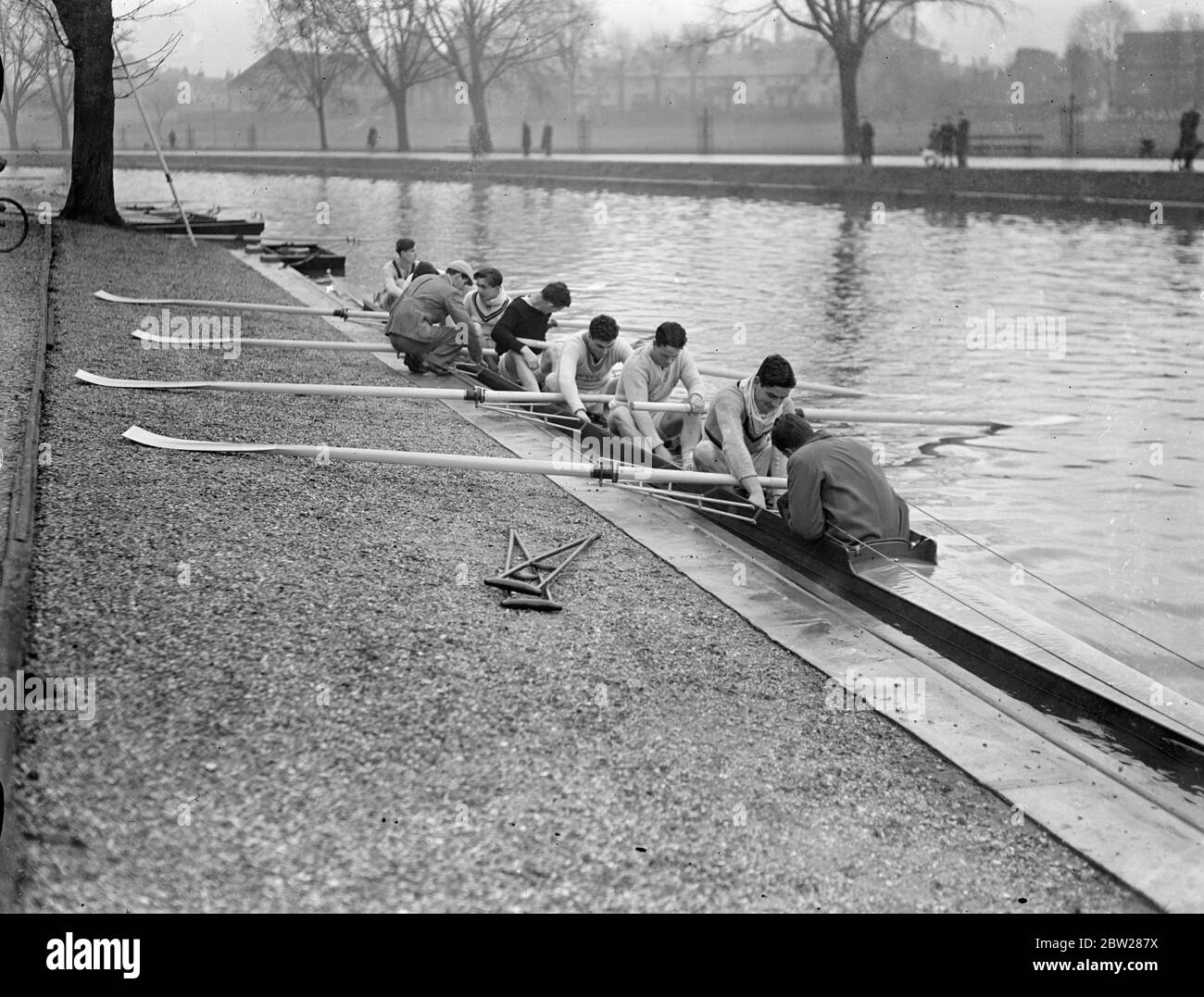 Gli equipaggi di Cambridge iniziano un allenamento serio per la gara di barche. Quattro mesi prima della gara in barca del 2 aprile, gli equipaggi di Cambridge hanno iniziato un serio allenamento sul River Cam di Cambridge, dove si eserciteranno fino a marzo, prima di trasferirsi sul Tamigi. Spettacoli fotografici, allenatore Cambridge preparano per l'allenamento. 5 gennaio 1938 Foto Stock