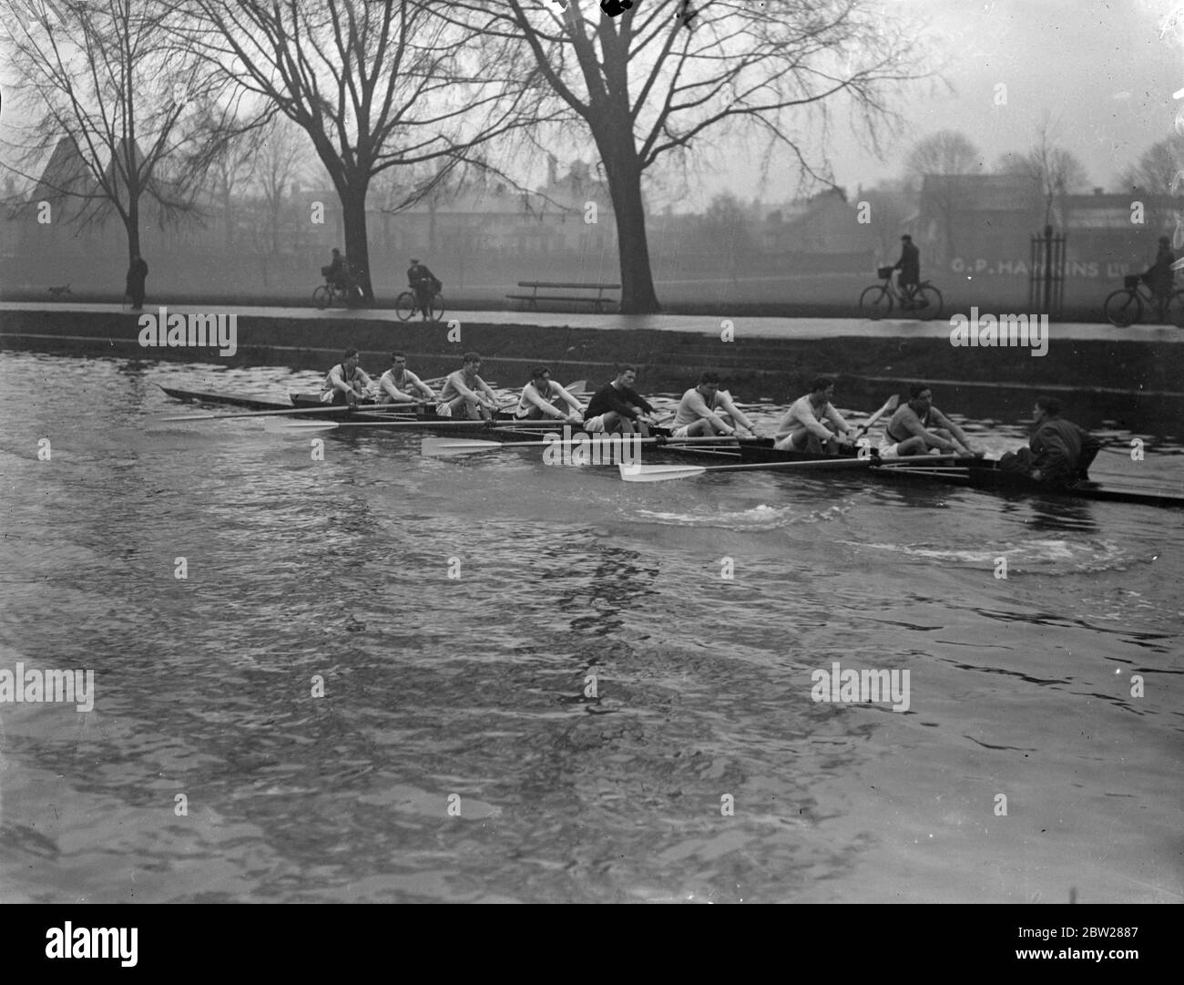 Gli equipaggi di Cambridge iniziano un allenamento serio per la gara di barche. Quattro mesi prima della gara in barca del 2 aprile, gli equipaggi di Cambridge hanno iniziato un serio allenamento sul River Cam di Cambridge, dove si eserciteranno fino a marzo, prima di trasferirsi sul Tamigi. Foto mostra, uno dei Cambridge si lotte in pratica sulla camma. 5 gennaio 1938 Foto Stock
