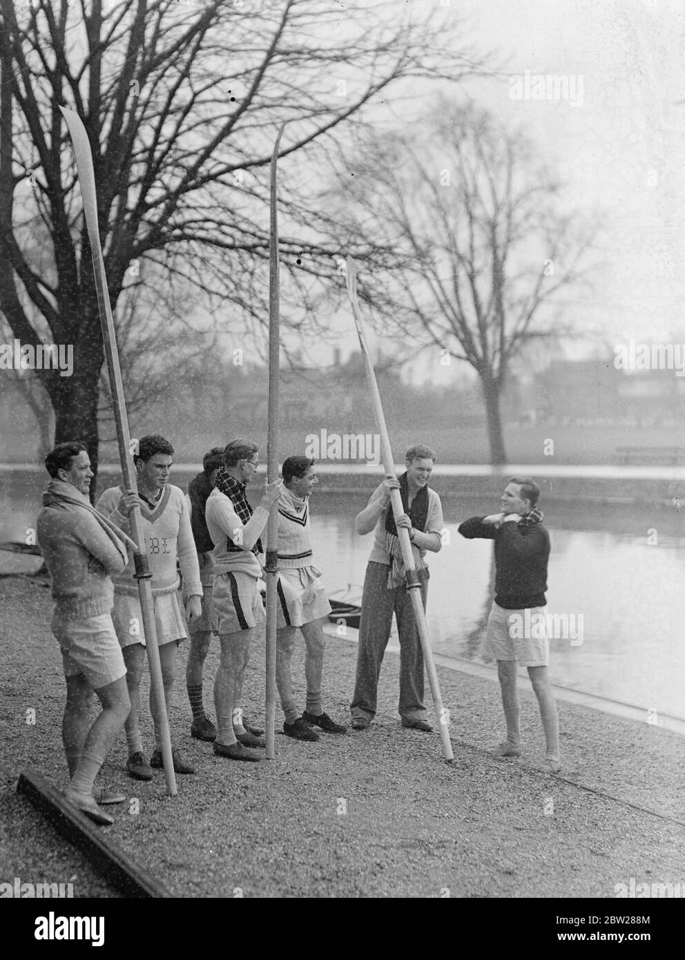 Gli equipaggi di Cambridge iniziano un allenamento serio per la gara di barche. Quattro mesi prima della gara in barca del 2 aprile, gli equipaggi di Cambridge hanno iniziato un serio allenamento sul River Cam di Cambridge, dove si eserciteranno fino a marzo, prima di trasferirsi sul Tamigi. Foto mostra, arsman Cambridge sul percorso di traino a Cambridge, mentre sono andati per l'allenamento. 5 gennaio 1938 Foto Stock