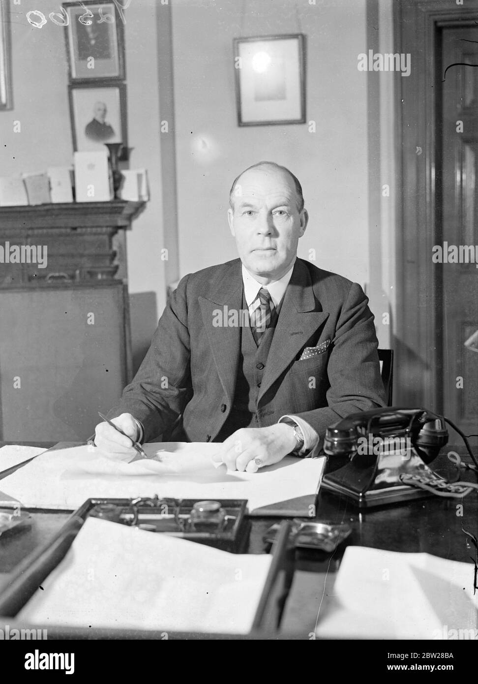 'Padre' di 40,000 lavoratori postali di Londra va in pensione. Il 'padre' di 40,000 addetti postali a Londra e nei distretti circostanti, Lt col Frederik Hawke Kempe, CBE, MC, si ritrae all'età di 60 anni dalla carica di Direttore Regionale della Regione postale di Londra. Partirà alla fine di marzo. LT col Kempe ha ricevuto il CBE nella lista dei successi di Capodanno . È entrato nel reparto di ordine di denaro della posta, all'età di 18 anni, e ha 42 anni di servizio al suo credito. Il suo personale è in gran parte responsabile della gestione dei servizi di posta aerea dall'Inghilterra. LT col divenne primo direttore della regione postale di Londra Foto Stock