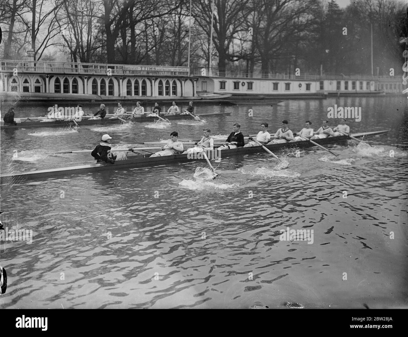 Gli equipaggi di Oxford hanno le prime prove per la gara di barche. Quasi una settimana dopo i loro rivali, gli otto Oxford sono andati a bordo dell'Isis per la loro prima pratica per la gara di imbarcazioni inter-University il 2 aprile. Foto mostra, i due equipaggi in pratica sulla Iside. La squadra 'A' è più lontana dalla macchina fotografica. 10 gennaio 1938 Foto Stock