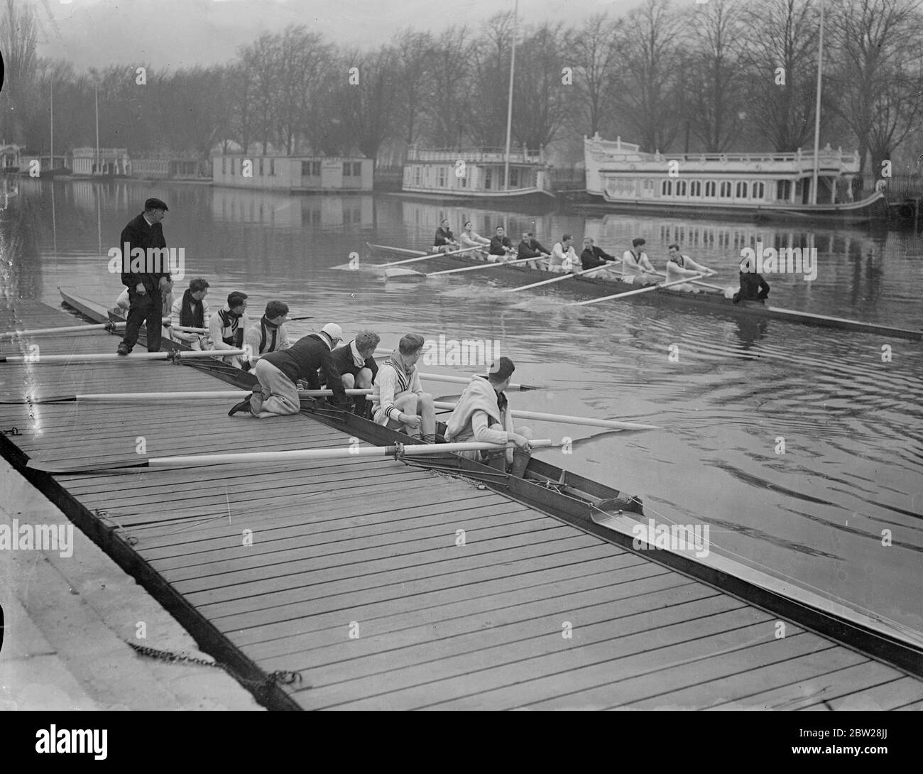 Gli equipaggi di Oxford hanno le prime prove per la gara di barche. Quasi una settimana dopo i loro rivali, gli otto Oxford sono andati a bordo dell'Isis per la loro prima pratica per la gara di imbarcazioni inter-University il 2 aprile. Foto mostra, una delle prove in prova a bordo degli Isis guardato dall'altro equipaggio, che sta per allontanarsi. 10 gennaio 1938 Foto Stock