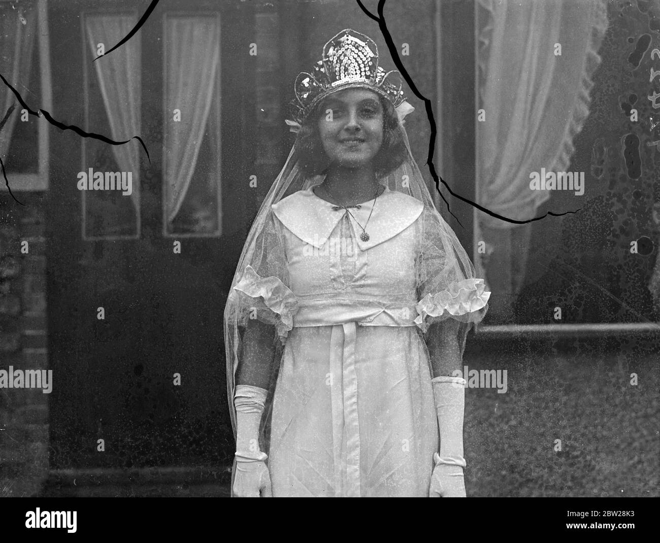 14 anni, come May Queen of England nel 1938. Flossie Boggin, di 14 anni, di Grove Park, è stata scelta come la Regina di Maggio d'Inghilterra per il 1938 da Joseph Deeley, organizzatore della Merrie England Society. Sarà incoronata su Hayes Common, Kent, il giorno di maggio, quando regine provenienti da tutta l'Inghilterra sarà presente a lei. L'anno scorso. Flossie era Principessa delle fate alle celebrazioni del giorno di maggio, e l'anno prima era Regina di Grove Park. Una delle sue presenze come May Queen of England sarà ha sette anni fratello, Malcolm Boggin. Flossie è una ragazza di borsa di studio di una Londra del sud-est, t Foto Stock