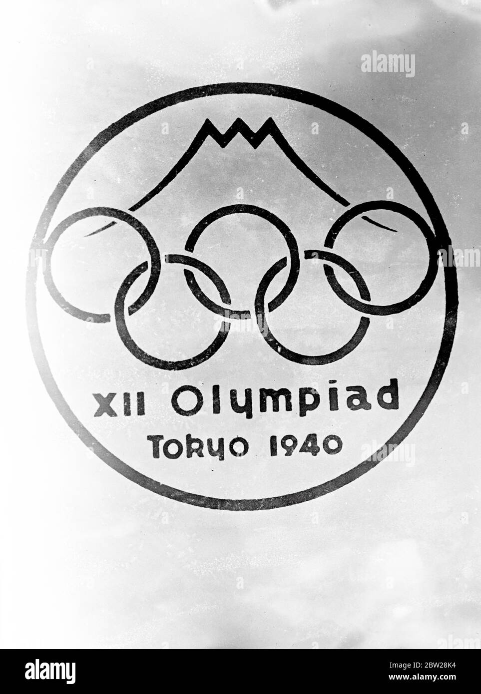 Tokyo si prepara per i giochi olimpici nonostante la guerra. Design pluripremiato. Nonostante la sua preoccupazione per le ostilità in Cina. Il Giappone sta facendo progressi nella preparazione dei Giochi Olimpici del 1940, che si terranno a Tokyo. Il design del badge olimpico di Tokyo è stato selezionato e tutti i tipi di materiale di propaganda sono stati prodotti. Spettacoli fotografici, il design premiato per il badge dei Giochi Olimpici di Tokyo. 17 dicembre 1937 Foto Stock