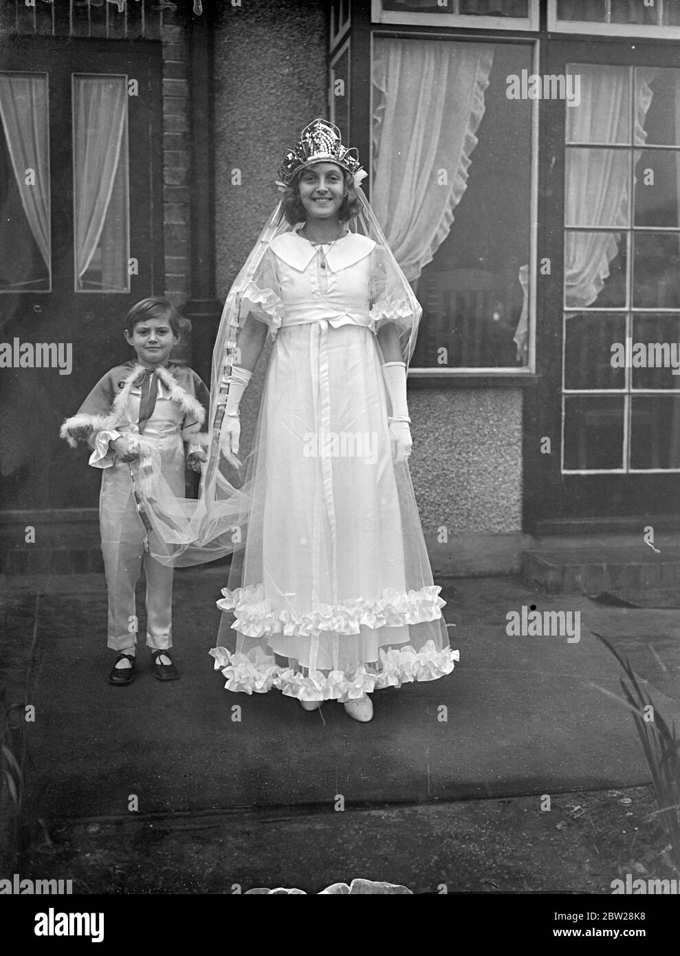 14 anni, come May Queen of England nel 1938. Flossie Boggin, di 14 anni, di Grove Park, è stata scelta come la Regina di Maggio d'Inghilterra per il 1938 da Joseph Deeley, organizzatore della Merrie England Society. Sarà incoronata su Hayes Common, Kent, il giorno di maggio, quando regine provenienti da tutta l'Inghilterra sarà presente a lei. L'anno scorso. Flossie era Principessa delle fate alle celebrazioni del giorno di maggio, e l'anno prima era Regina di Grove Park. Una delle sue presenze come May Queen of England sarà ha sette anni fratello, Malcolm Boggin. Flossie è una ragazza di borsa di studio di una Londra del sud-est, t Foto Stock