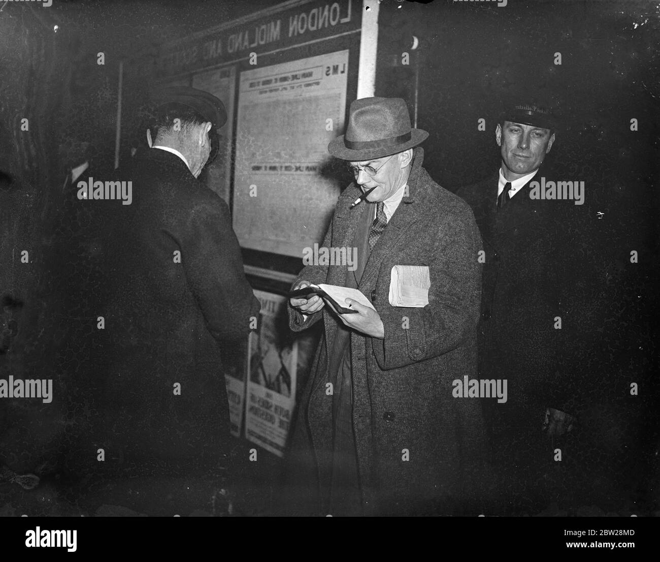 Lord Nuffield, ora Visconte, lascia Londra per l'Australia. Lord Nuffield, che è stato reso Visconte nella lista degli onorificenze di Capodanno per 'servizi pubblici e filantropici', ha lasciato la stazione di St Pancras sul treno di Orion per l'Australia. Sarà ospite del Premier e del Governo del nuovo Galles del Sud durante la celebrazione del 150° anniversario a Sydney, e visiterà anche Tasmania e Nuova Zelanda, ritornando in Inghilterra verso la fine di aprile. Spettacoli fotografici, Lord Nuffield che ha dato il suo biglietto, come ha superato la barriera a St pancras. 1 gennaio 1938 Foto Stock