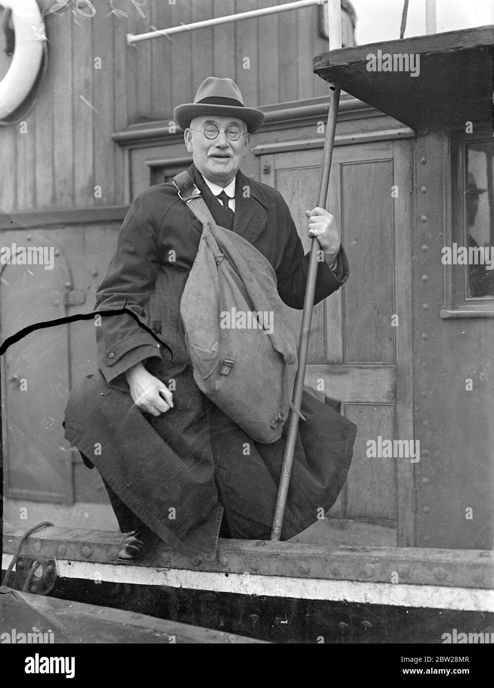 Il postino sul fiume Gravesend ha fatto il suo "round" da 50 anni. Herbert Fethergill sta completando 50 anni, servizio come postino fluviale a Gravesend. Il suo "round" va da Higham bight a Deep Water Wharf, Northfleet, a una distanza di 8 miglia. Sebbene abbia ormai 72 anni, Fethergill è ancora abbastanza agile da imbarcarsi a bordo delle navi per consegnare la posta. Nonostante la sua lunga carriera, Fethergill non ha mai avuto un'uniforme, anche se i parlamentari locali hanno cercato di ottenerne uno per lui. Non può nuotare, anche se suo padre era un pilota fluviale per 50 anni, e i suoi due figli sono uomini d'acqua. Mostre fotografiche, onorevole Herbert Foto Stock
