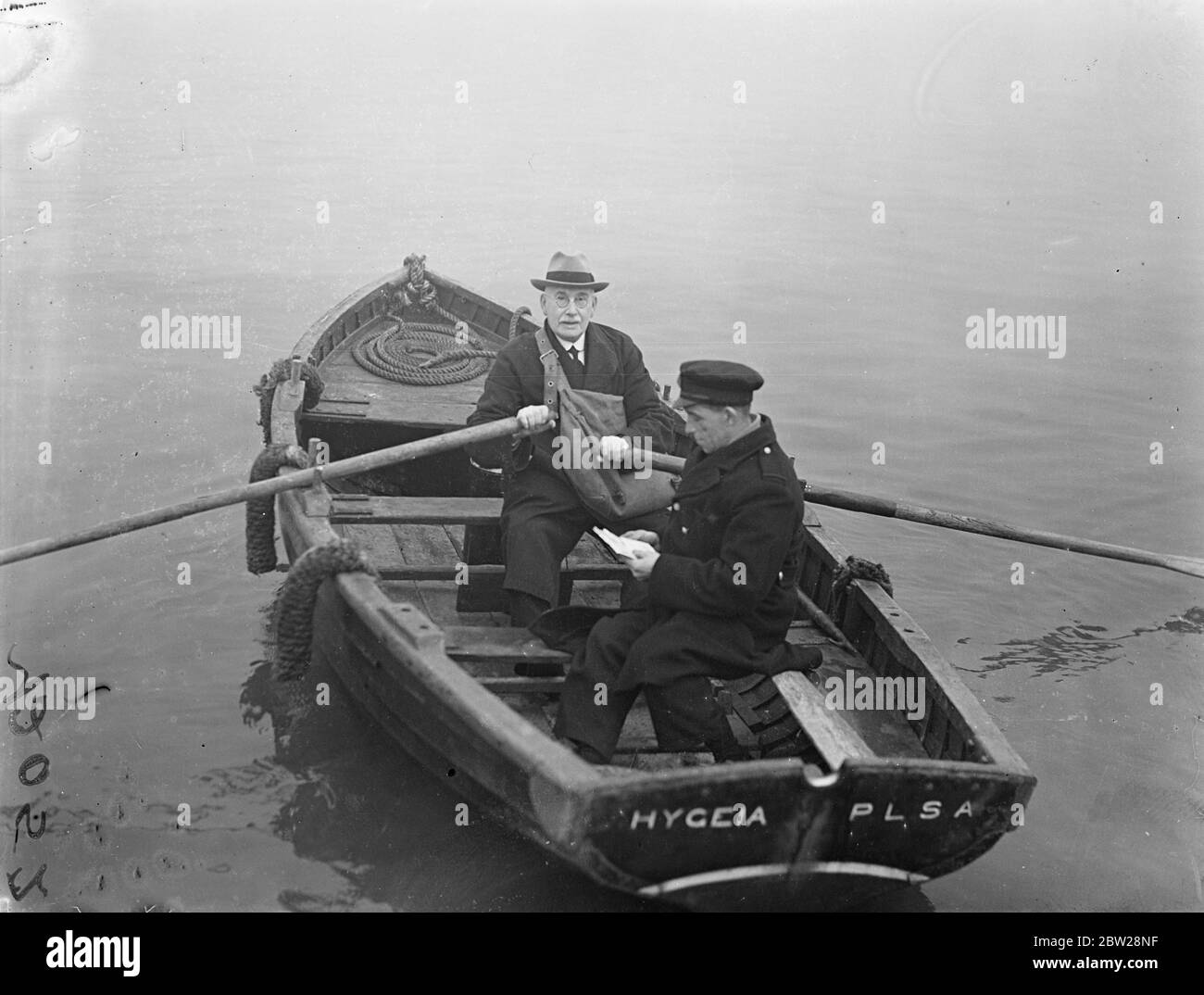 Il postino sul fiume Gravesend ha fatto il suo "round" da 50 anni. Herbert Fethergill sta completando 50 anni, servizio come postino fluviale a Gravesend. Il suo "round" va da Higham bight a Deep Water Wharf, Northfleet, a una distanza di 8 miglia. Sebbene abbia ormai 72 anni, Fethergill è ancora abbastanza agile da imbarcarsi a bordo delle navi per consegnare la posta. Nonostante la sua lunga carriera, Fethergill non ha mai avuto un'uniforme, anche se i parlamentari locali hanno cercato di ottenerne uno per lui. Non può nuotare, anche se suo padre era un pilota fluviale per 50 anni, e i suoi due figli sono uomini d'acqua. 18 dicembre 1937 Foto Stock