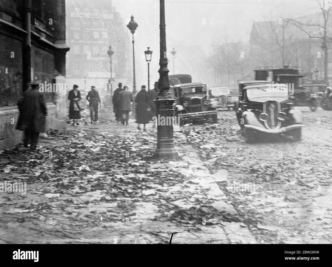 Spazzatura strade disseminate di Parigi durante lo sciopero generale. Le strade disseminate di spazzatura di Parigi durante lo sciopero di 140,000 dipendenti dei servizi pubblici, che praticamente paralizzò la città. I raccoglitori di rifiuti si sono Uniti con gli autisti degli autobus e altri dipendenti comunali in uno sciopero per salari più elevati e di conseguenza le strade di sporco. 29 dicembre 1937 Foto Stock