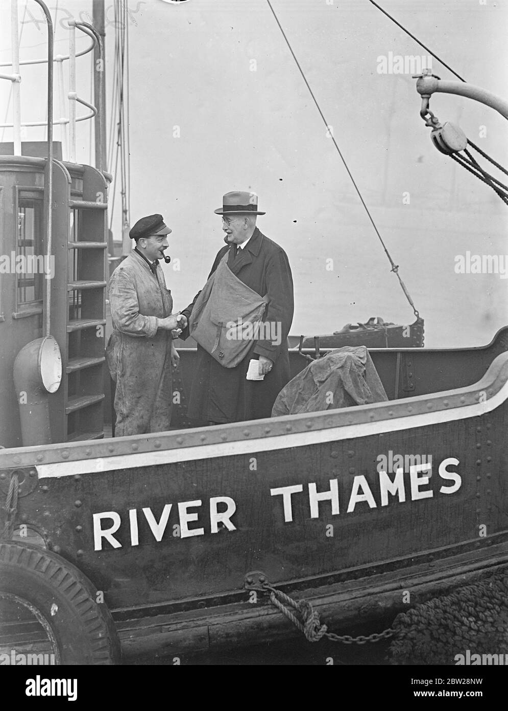 Il postino fluviale di Gravesend ha fatto il suo 'round' da 50 anni. Herbert Fethergill sta completando 50 anni, servizio come postino fluviale a Gravesend. Il suo "round" va da Higham bight a Deep Water Wharf, Northfleet, a una distanza di 8 miglia. Sebbene abbia ormai 72 anni, Fethergill è ancora abbastanza agile da imbarcarsi a bordo delle navi per consegnare la posta. Nonostante la sua lunga carriera, Fethergill non ha mai avuto un'uniforme, anche se i parlamentari locali hanno cercato di ottenerne uno per lui. Non può nuotare, anche se suo padre era un pilota fluviale per 50 anni, e i suoi due figli sono uomini d'acqua. Mostre fotografiche, onorevole Herbert Foto Stock