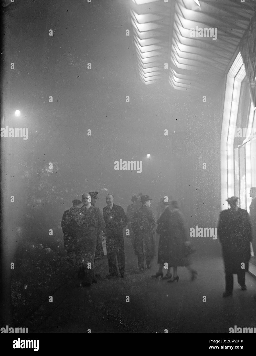 Londra ha una vera e propria nebbia di zuppa di piselli per Natale. Invece di neve stagionabile, Londra ha ottenuto una coperta inaspettata e indesiderata di nebbia fitta, un vero "souper di piselli" che si è diffuso in tutta la città il giorno di Natale. I fares sono stati portati fuori per controllare il traffico. Spettacoli fotografici, una scena di nebbia del giorno di Natale allo Strand. 25 dicembre 1937 Foto Stock