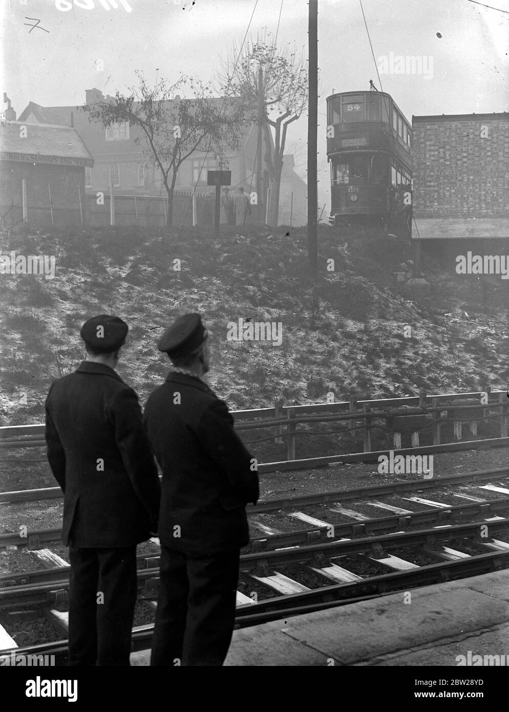Il tram si blocca sull'argine dopo la collisione di Londra. Un processo è appeso su un argine ferroviario dopo una violenta collisione con un altro tram a Grove Park, Lewisham. Uno dei tram era stazionario e fu gettato fuori dalla pista dall'impatto dell'altro. Entrambi erano gravemente danneggiati. Foto mostra, i tram sospesi sul bordo del argine. 15 novembre 1937 Foto Stock