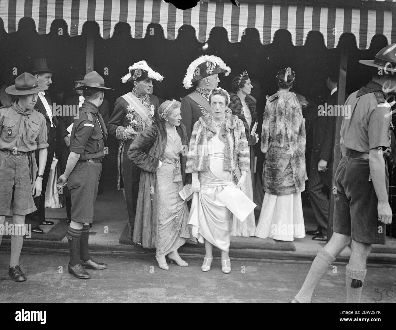 Le principesse lasciano dopo l'apertura del Parlamento da parte dello Stato. La Marchesa di Graham e la Signora Mary Boscoowen, che partiamo dopo l'apertura di Stato del Parlamento da parte del Re 26 ottobre 1937 Foto Stock