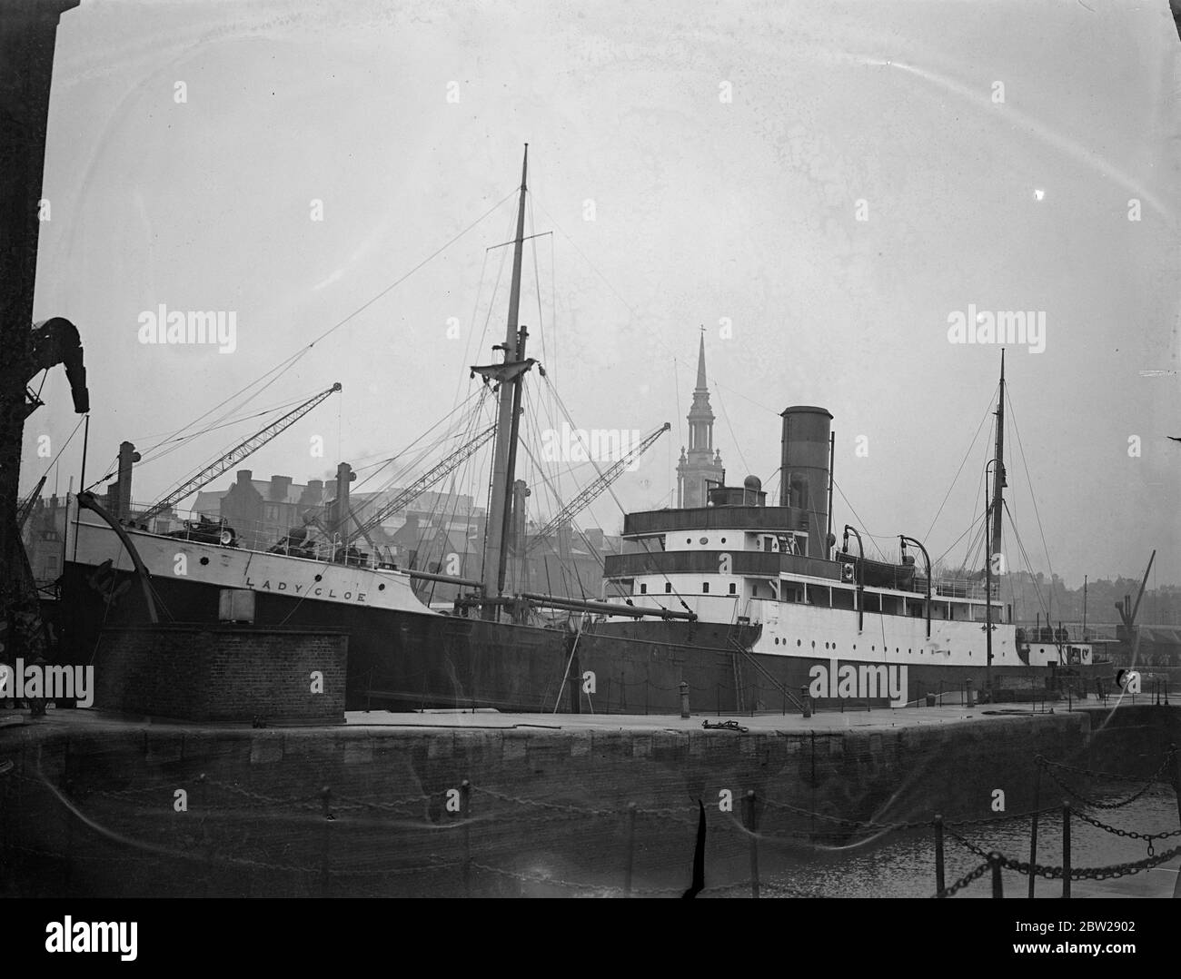 Con l'equipaggio salvato, il messaggio del vaporizzatore sulla strada per Londra. La nave Lady Cloe (1288 tonnellate) della Co Steam Packet Co britannica e irlandese, che ieri ha salvato l'equipaggio del motoryacht, Nestor nel Mare d'Irlanda di Arklow, Wicklow, sta ora facendo la sua strada verso Londra con l'equipaggio salvato a bordo. Lo yacht è stato visto andare in un Gale al largo di Kilmichael Point. Per alcune ore. Si pensava che fosse stata fallita e che quelli a bordo fossero scese in lei. Poi, tuttavia, questo messaggio dalla stazione di segnale di Lloyd al Lizard, 'British Steamer, Lady Cloe passato verso est e segnalato ''hanno salvato equipaggio Foto Stock