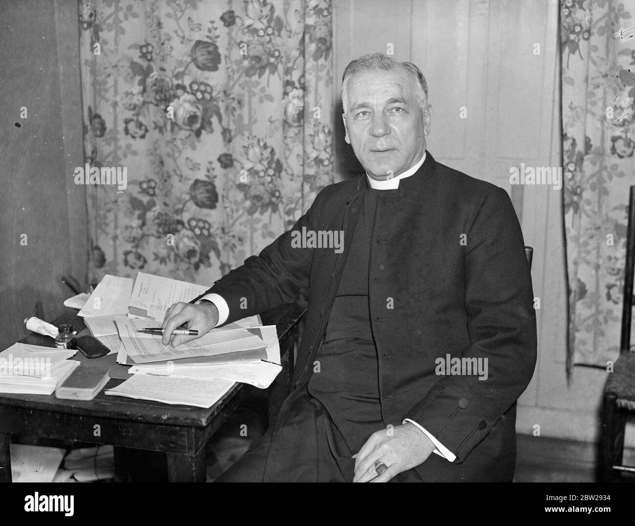 Il Vescovo di Cariboo porta al Re i saluti indiani. Da 60,000 mi.Â², diocesi. Un Vescovo pittoresco quanto la sua diocesi si trova a Londra, portando un messaggio da 2000 dei suoi parrocchiani indiani al Re. È il vescovo 6'1 di Cariboo, il Rev di destra, G A Wells, la cui diocesi è lunga 600 miglia e copre 60,000 mi.Â² della Columbia Britannica. Il suo lavoro è principalmente tra indiani, minatori d'oro e trapani. Il dottor Wells ha portato a Londra. Un messaggio degli indiani che ringraziano la nonna dei re, la regina Vittoria, per aver dato loro le loro terre e la felicità. Foto mostra, il Rev. A destra, Rev. G A Wells, Vescovo di Carib Foto Stock