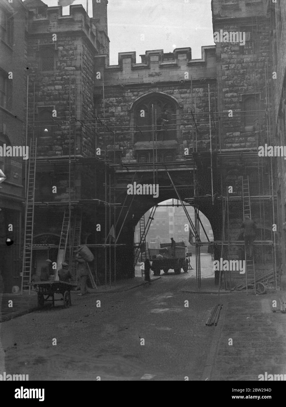 Re Leopoldo visita sede di San Giovanni a Clerkenwell. Simbolo di Londra rinnovato. Il monumento londinese che il Re Leopoldo dei Belgi visiterà domani (giovedì), la porta di St Johns, Clerkenwell è in fase di ristrutturazione. La porta, che è sede dell'Ordine di San Giovanni a Gerusalemme e della Brigata dell'Ambulanza di San Giovanni, fu costruita per la prima volta nel XII secolo e ricostruita nel 1504. Mostre fotografiche, operai che rinnovano la porta di St Johns, Clerkenwell. 17 novembre 1937 Foto Stock