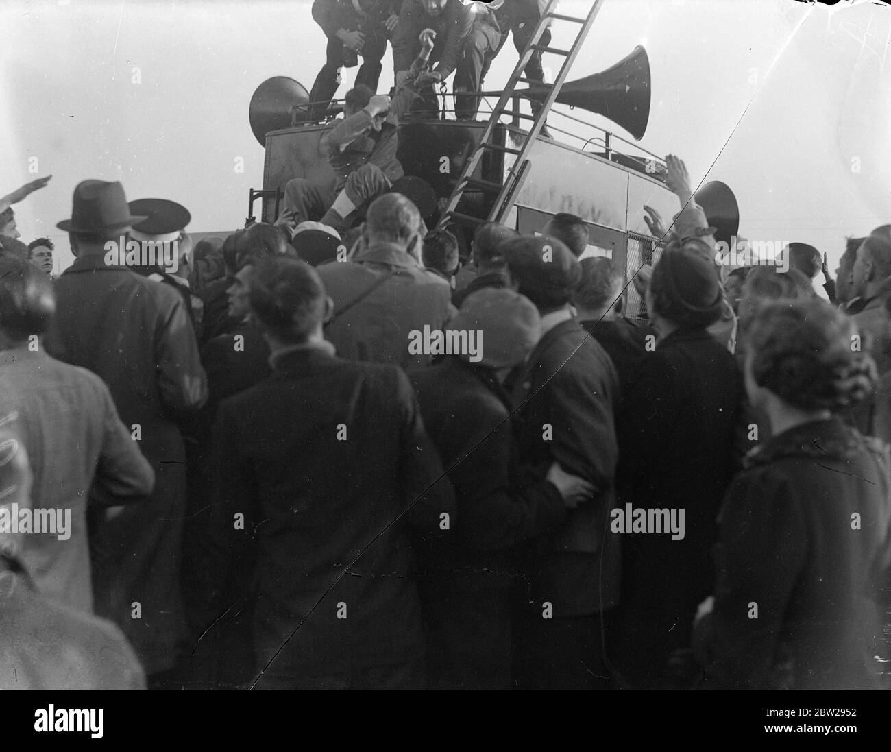 Sir Oswald Mosley, leader fascista, lapidata in un incontro e in un ospedale con confusion. Sir Oswald Mosley, leader dell'Unione britannica dei fascisti, è stato gravemente ferito quando una pietra è stata uccisita da un membro di una folla di 8000 persone, quando stava per affrontare un incontro a Queens Drive, Liverpool. Sir Oswald era in piedi sulla cima di un furgone altoparlante. Cadde inconscio e fu portato all'ospedale di Walton, che soffriva di confusion e di una camera forata del cranio. È stata eseguita un'operazione. Foto, ambulanti che consegna Sir Oswald Mosley a terra dopo essere stato colpito Foto Stock