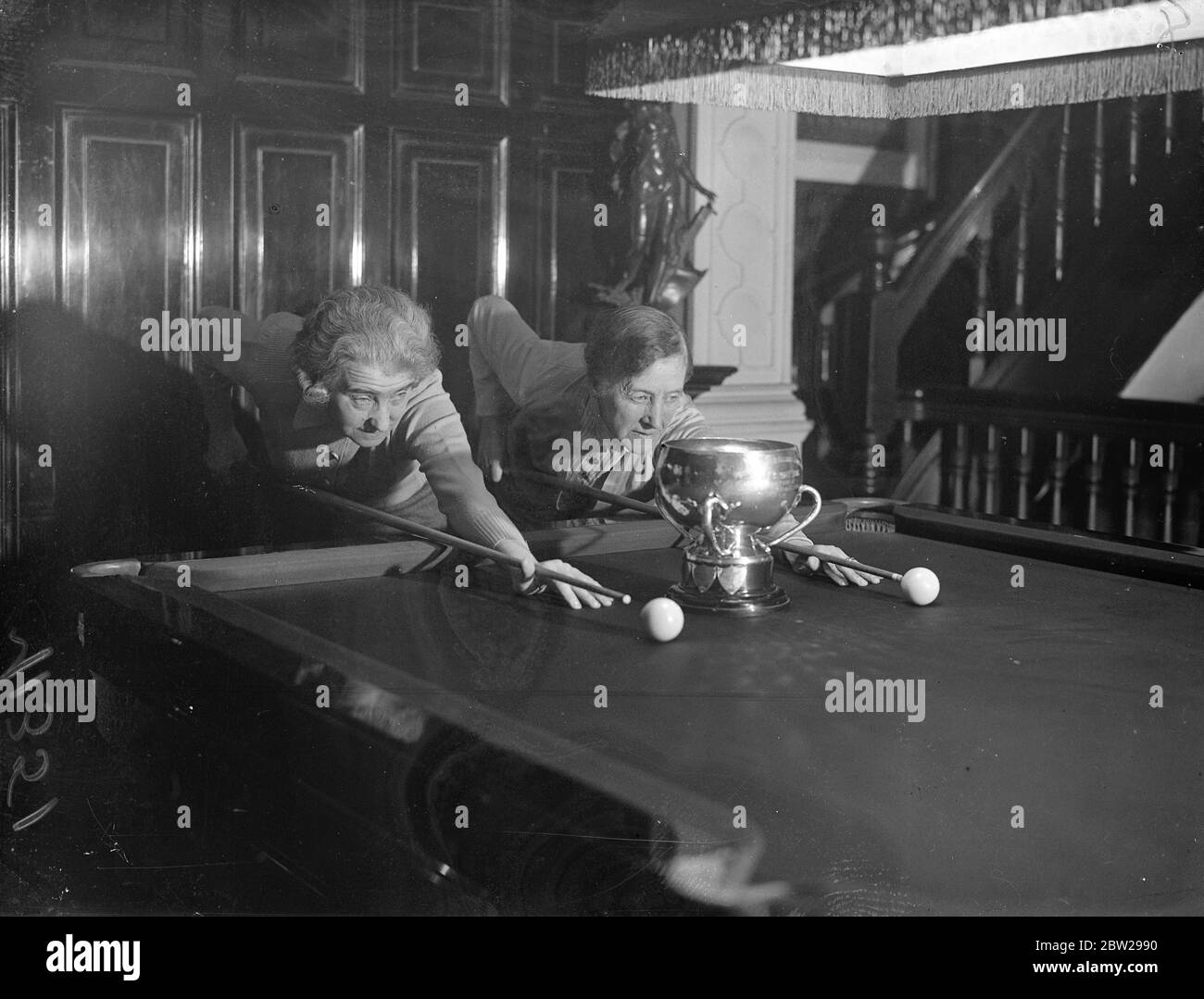 Le donne gareggiano per il titolo di biliardo dilettante a Londra. Il campionato amatoriale delle associazioni di biliardo della donna è stato aperto a Burroughes e Watt's Hall in Soho Square. Ma gli spettacoli, la signora Eddowes (Londra) a destra e la signora G M Burton (Londra) , si sono scontrati quando si sono incontrati nel primo turno. 22 novembre 1937 Foto Stock