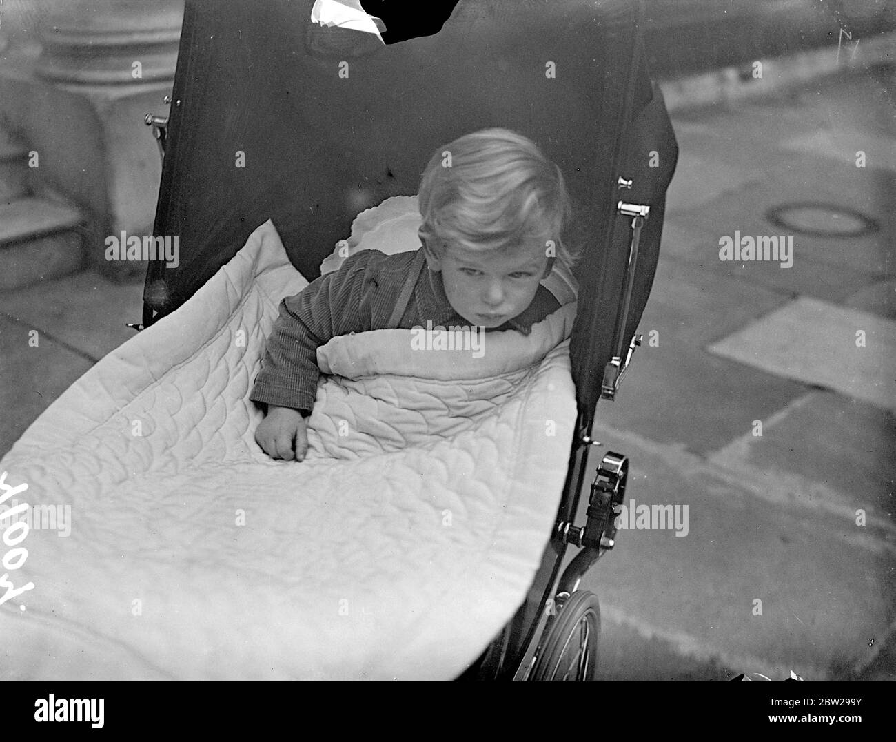Il principe Edoardo si avvolse contro i venti invernali. Ben avvolto, il principe Edoardo, figlio del duca e della duchessa di Kent, ha preso la sua mattina in uscita nonostante i bambini. Novembre venti. 10 novembre 1937 Foto Stock
